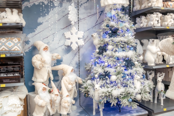 Décoration de Noël avec sapin enneigé et peluches polaires.